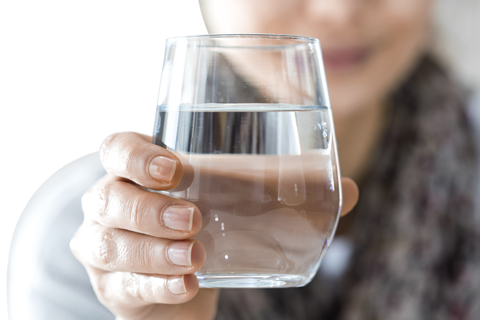 Glas mit reinem, klarem Wasser